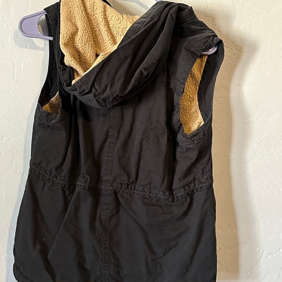 Black Hooded Vest with Sherpa Lining - Picture 4 of 8